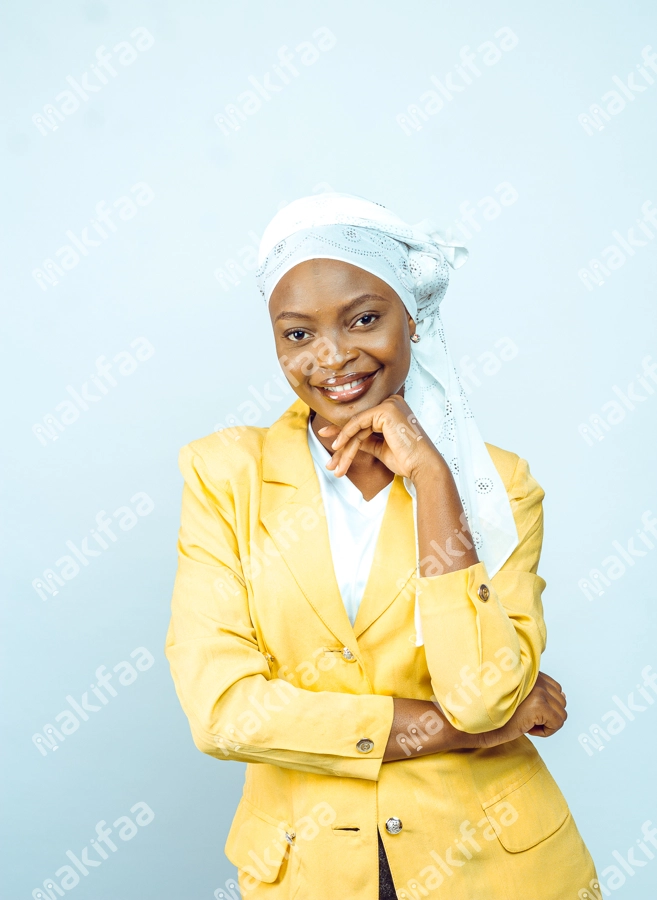 Belle femme sérieuse en veste et un foulard sur la tête