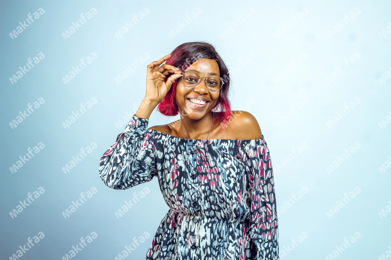 Belle jeune femme tenant ses lunettes avec une main