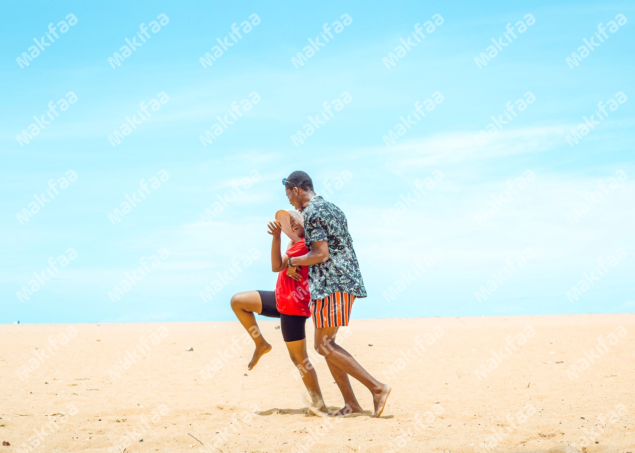 Couple en joie en bordure de plage