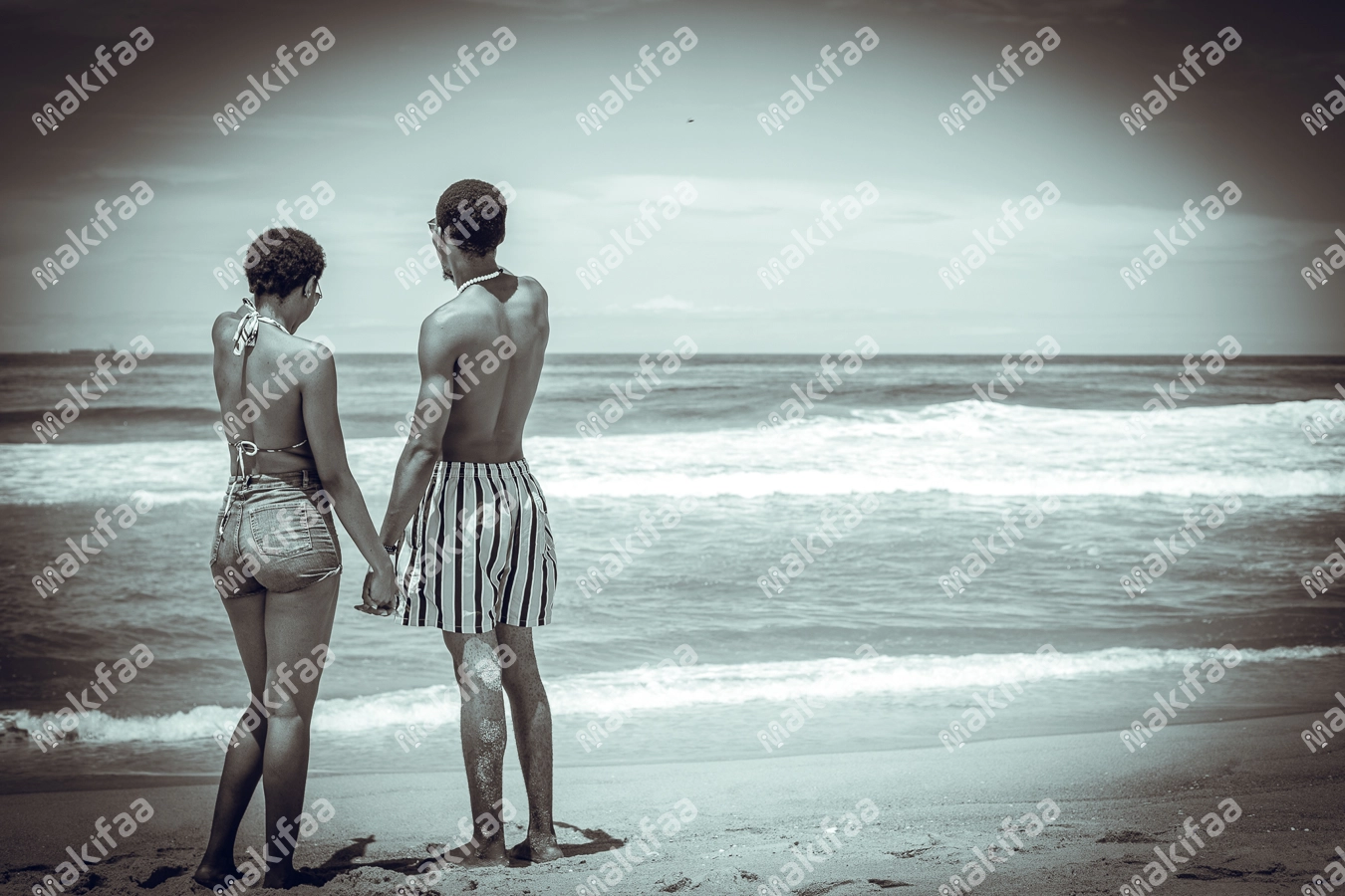 couple en short contemplant la mer