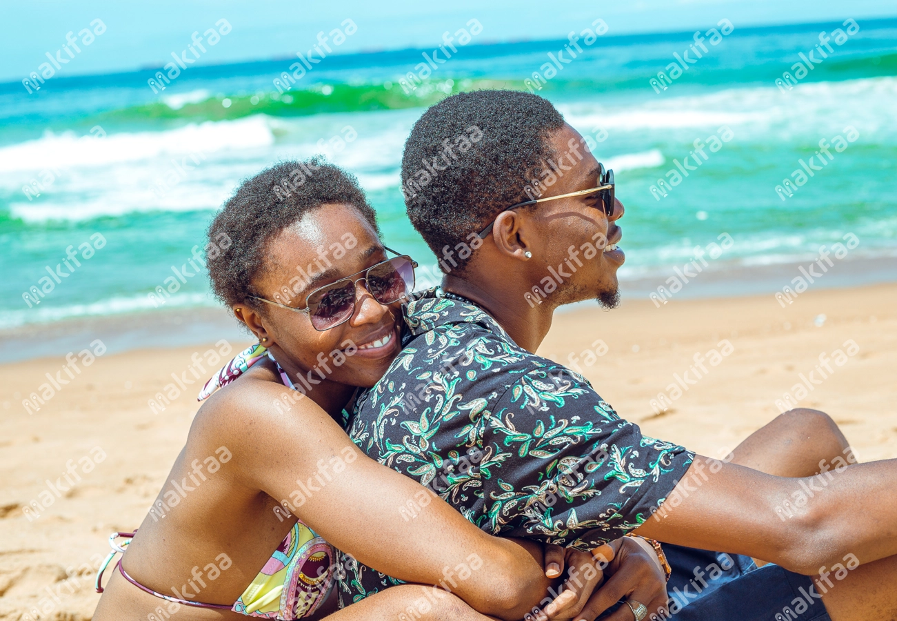 couple s'amusant à la plage