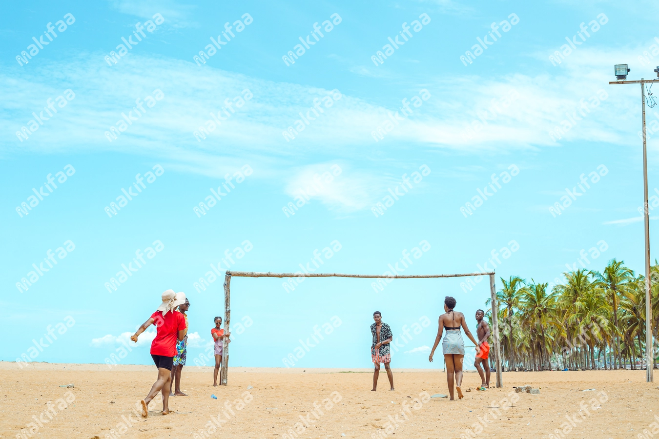 Des jeunes entrain de jouer à la plage