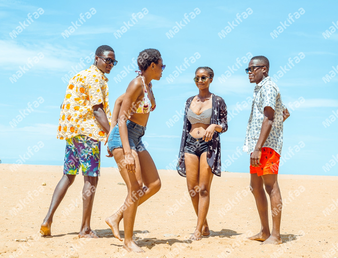 deux couples en balade à la plage