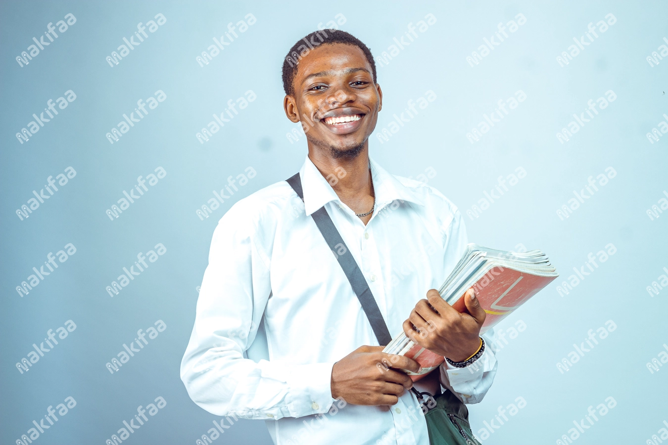 Étudiant homme avec le sourire, son sac et ses documents