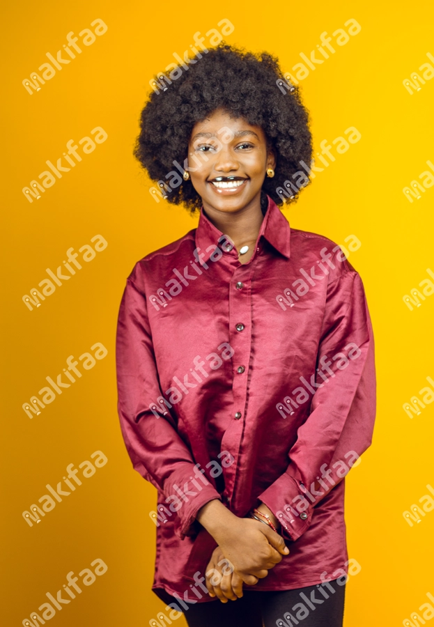 Femme afro souriant avec les croisés sur le corps