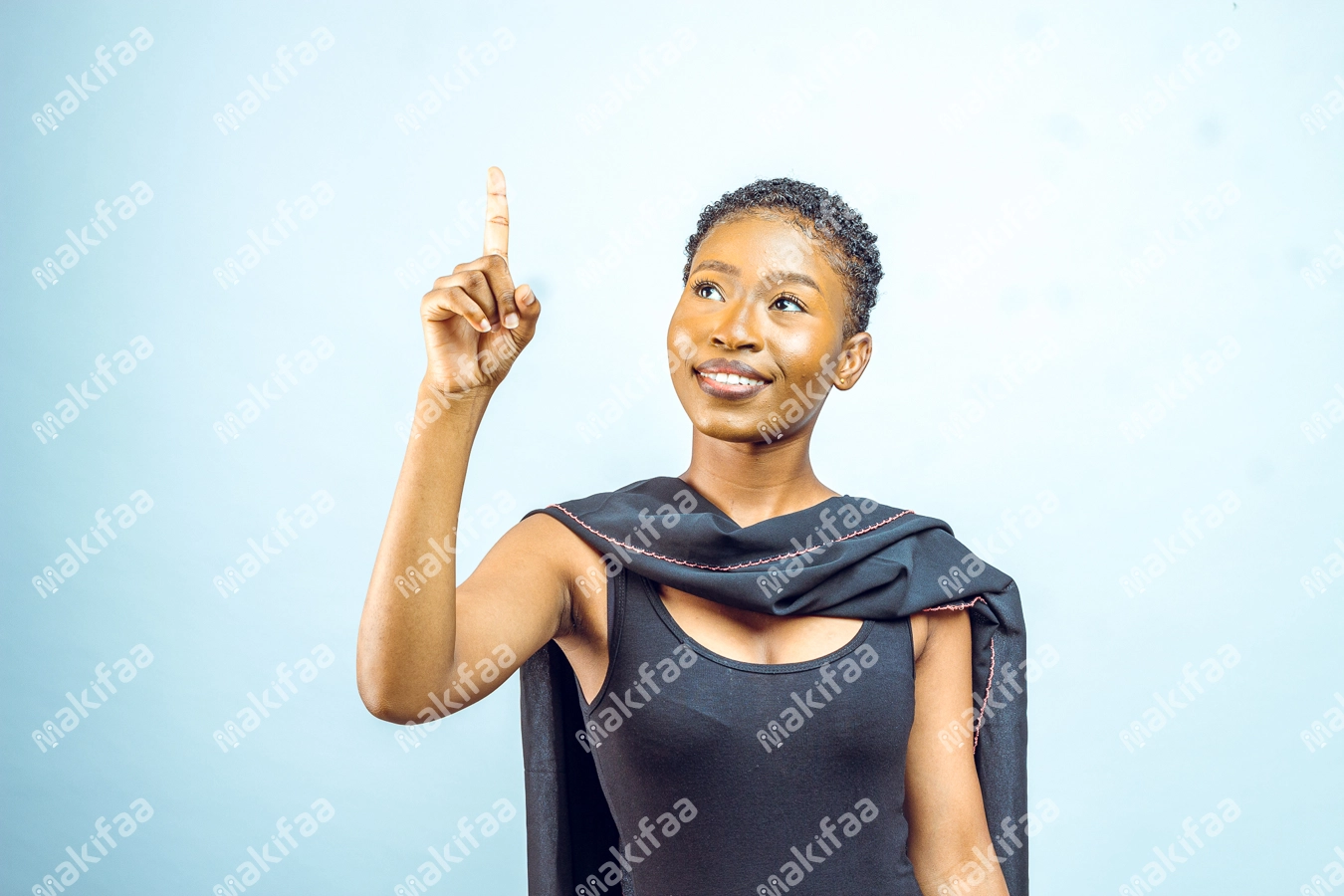 Femme avec un doigt pointant le haut