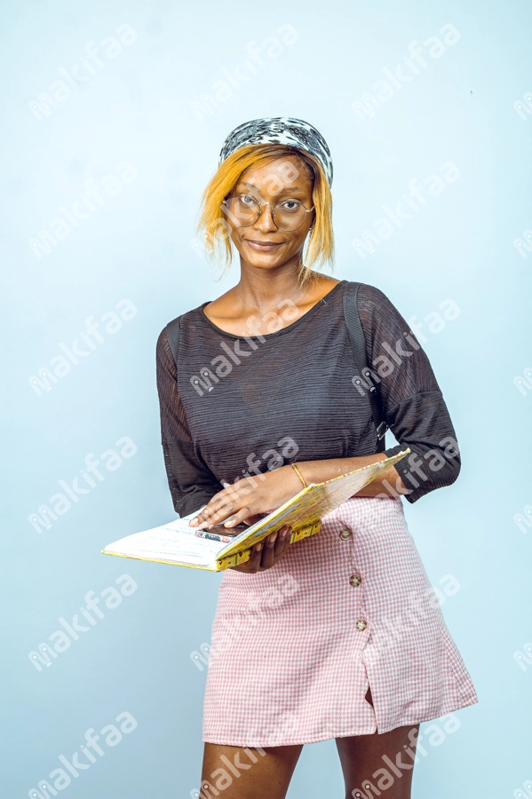 Femme étudiant portant ayant un document et un regard sérieux