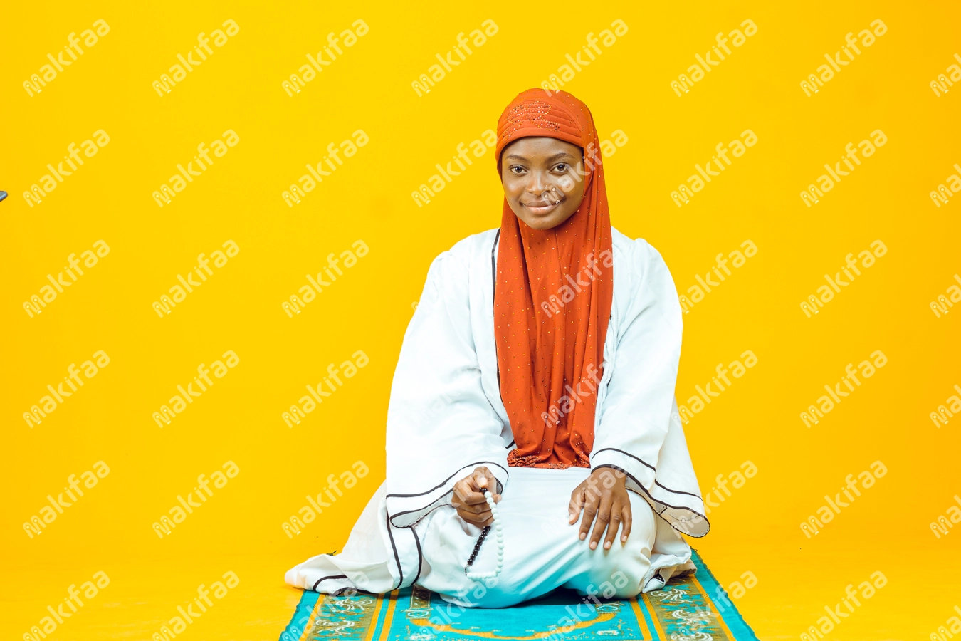 Femme musulmane entrain de prier avec son chapelet dans les mains