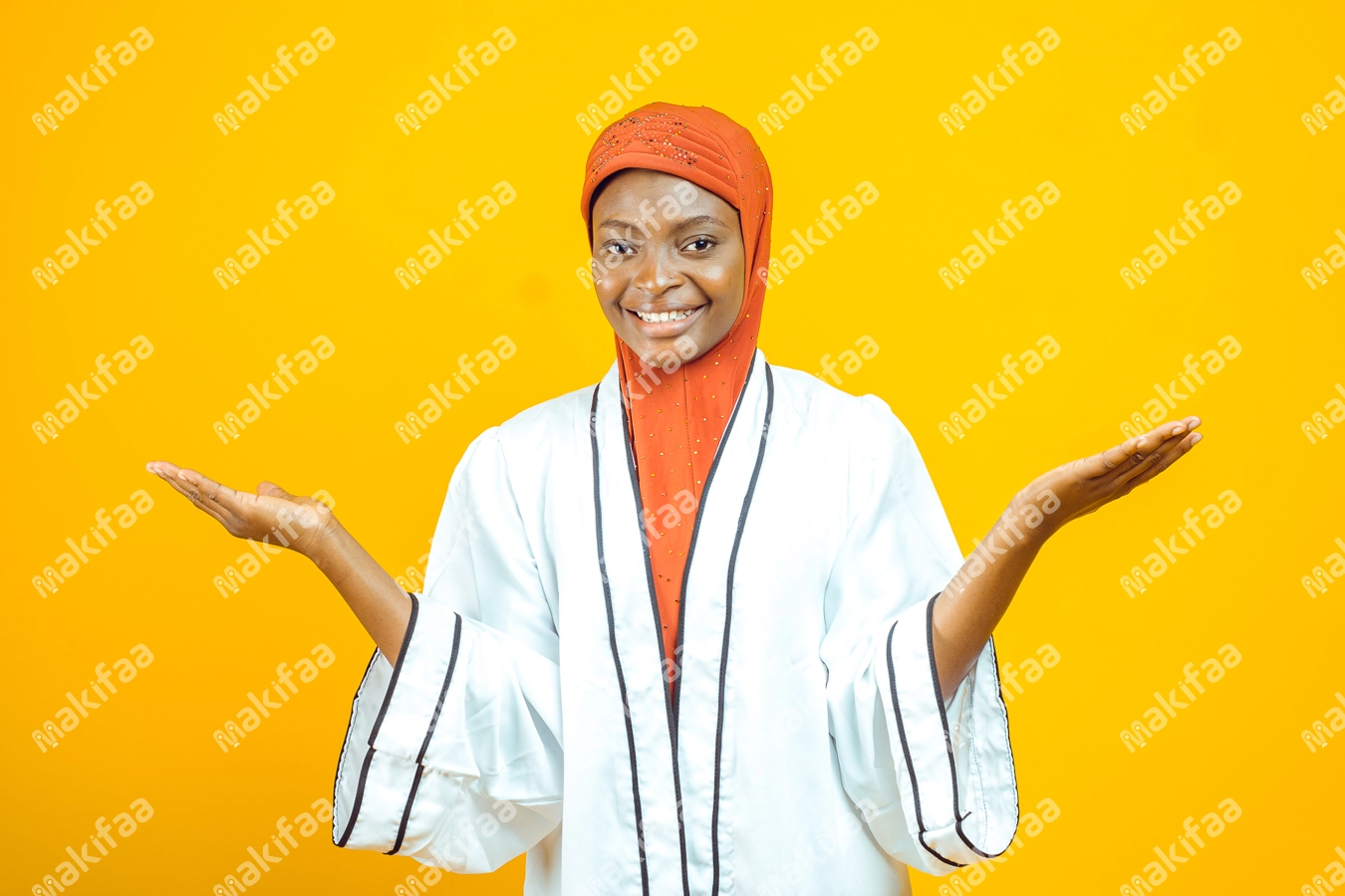 Femme musulmane heureuse avec les mains levé et un sourire