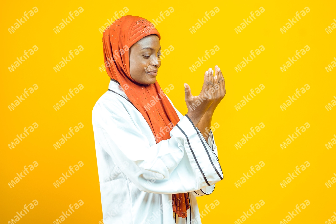 Femme musulmane priant avec les deux main jointes devant elle