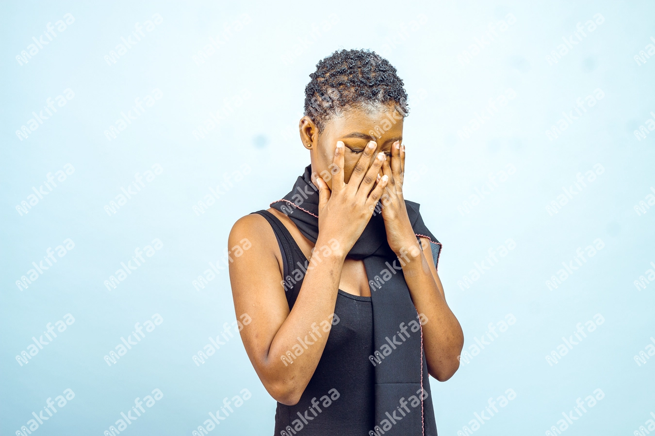 Femme pensive avec des problèmes et ces deux mains sur le visage