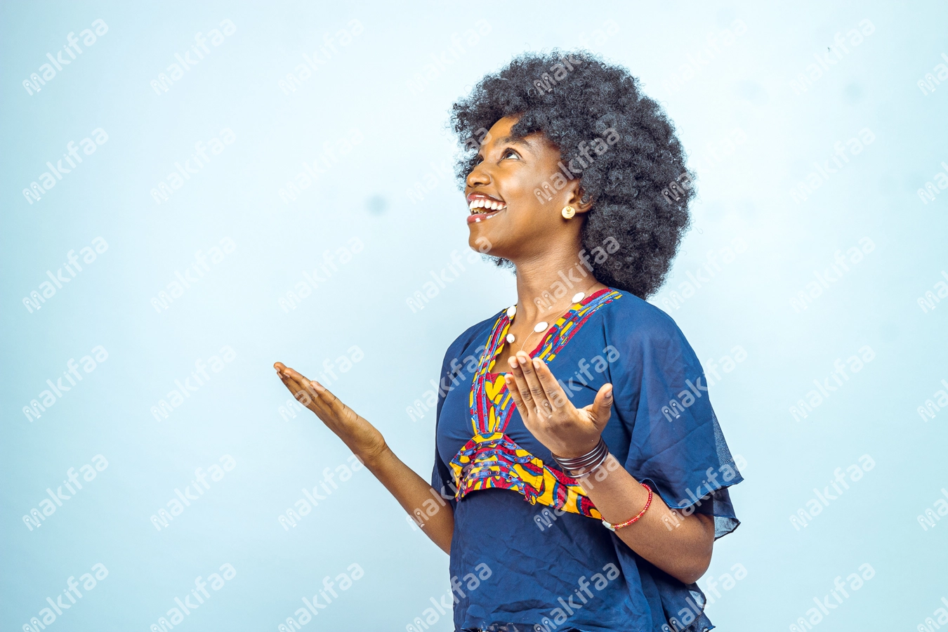 femme reconnaissante les mains vers le ciel