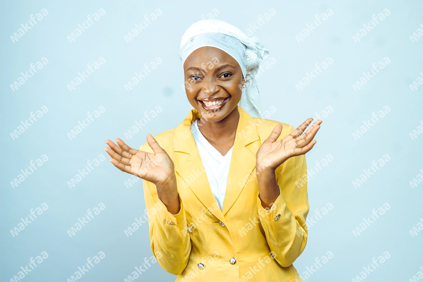 Femme souriant avec une veste jaune, un foulard et les mains levés