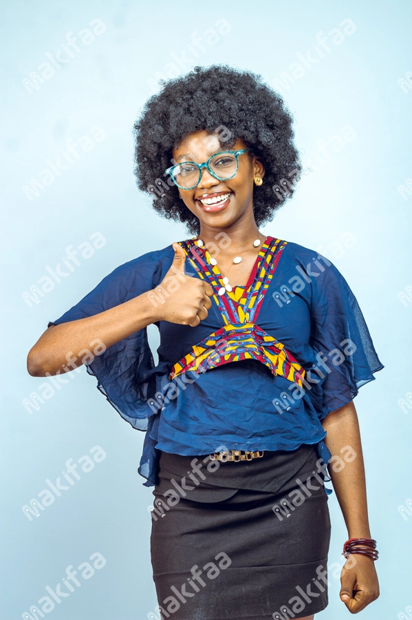 Femme joyeuse avec le pouce en l'air