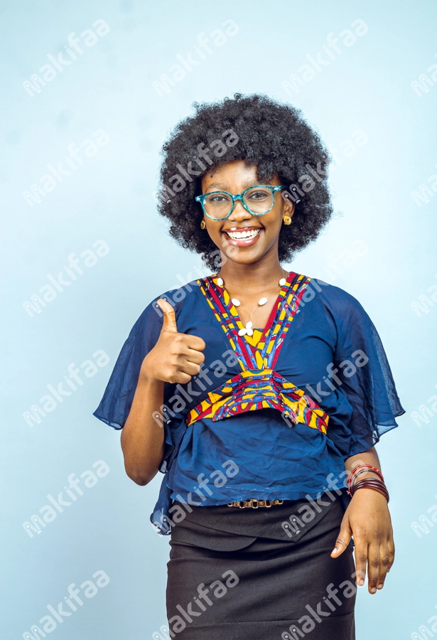 Femme souriante avec un pouce en l'air