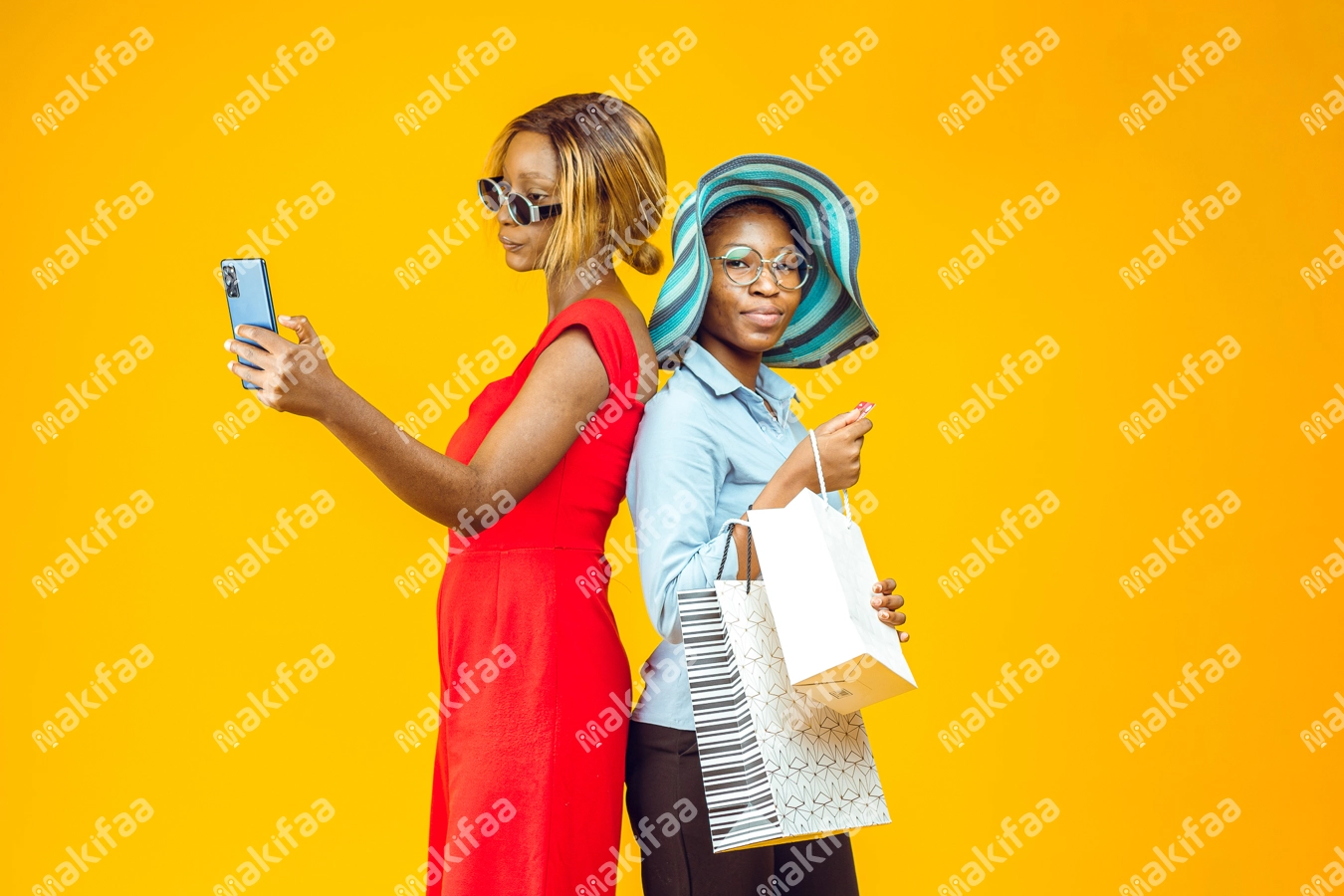 Femmes en shopping entrain de faire un selfie