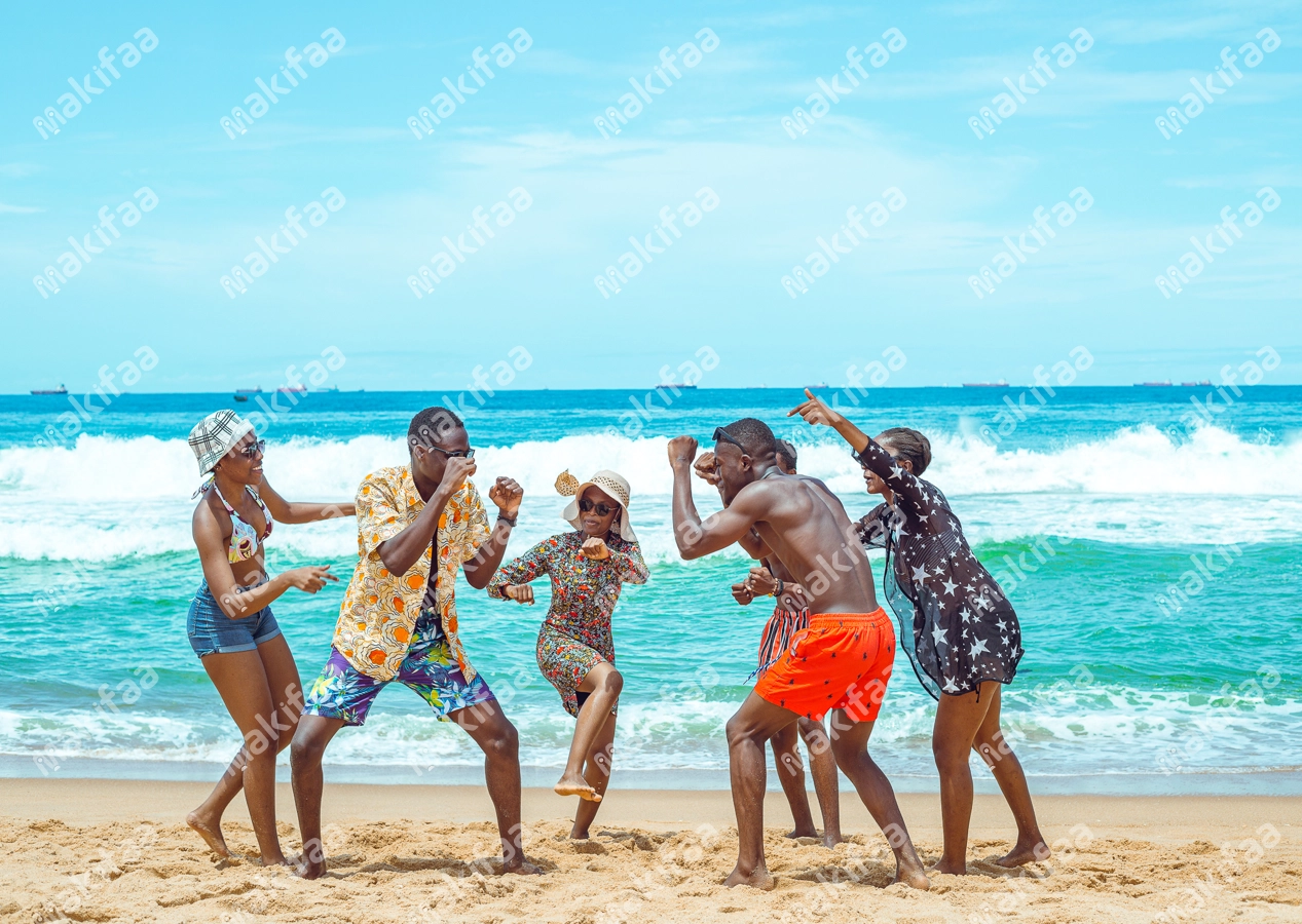 groupe de jeunes criant de joie et s'amusant au bord de la mer