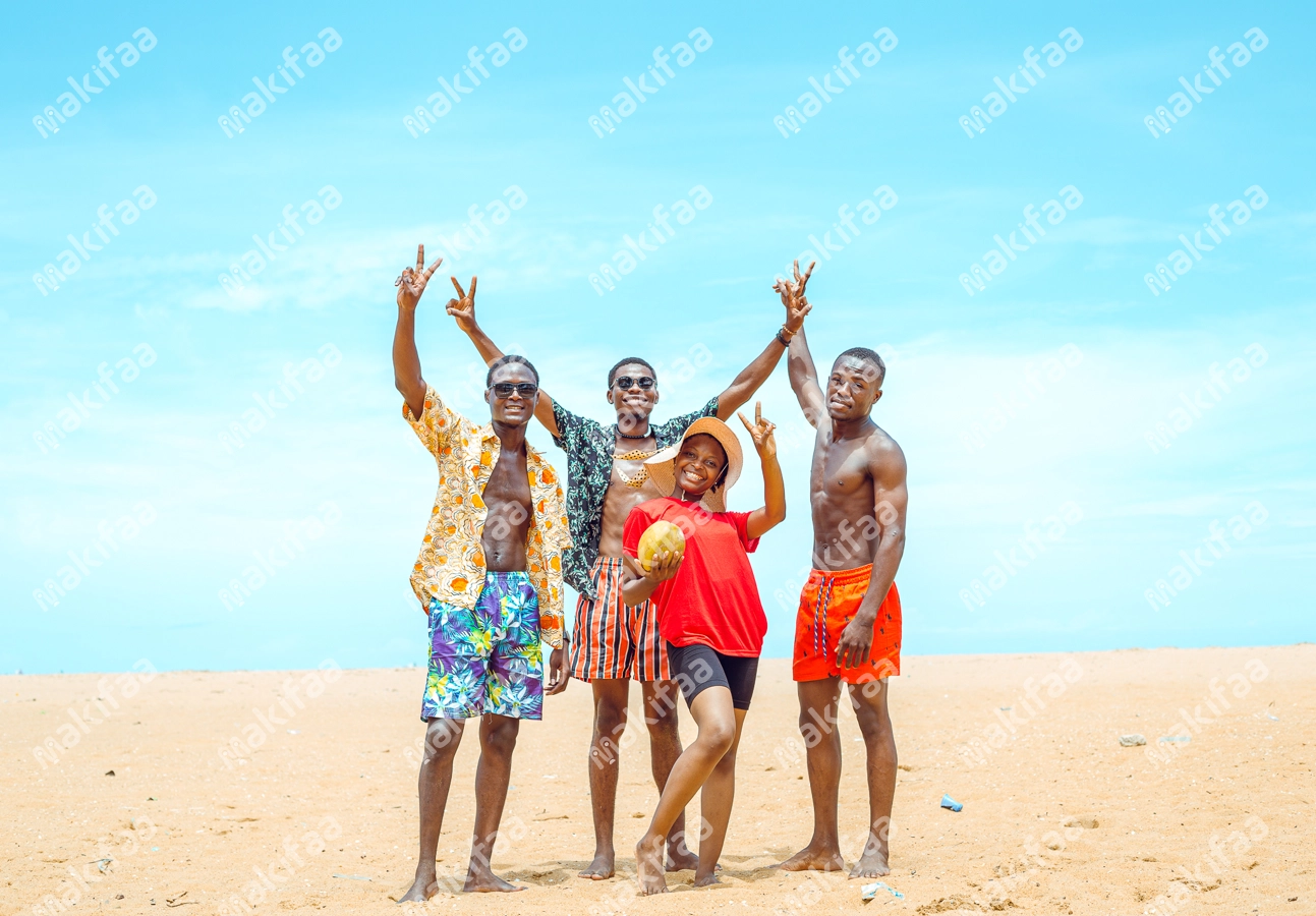 Groupe de jeunes en relaxation à la plage