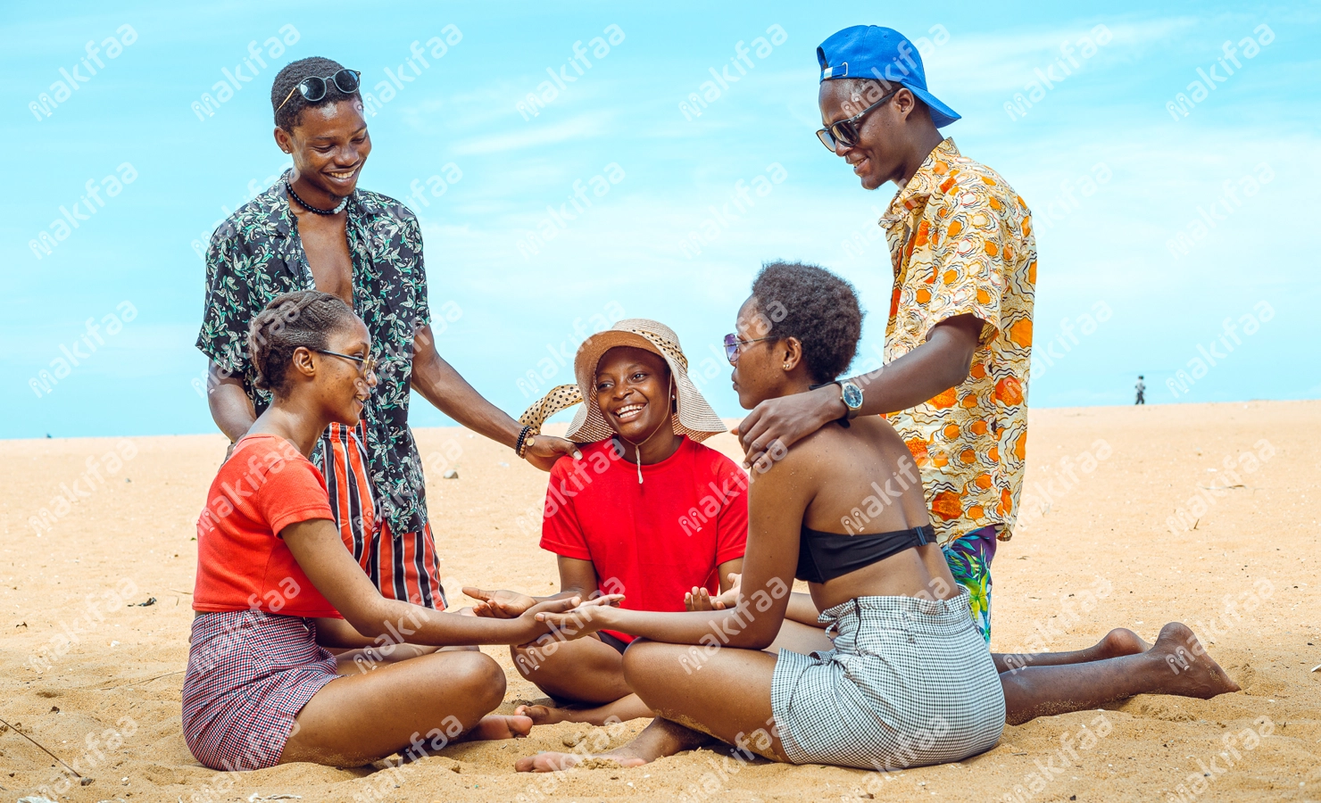 groupe de jeunes s'amusant à la plage