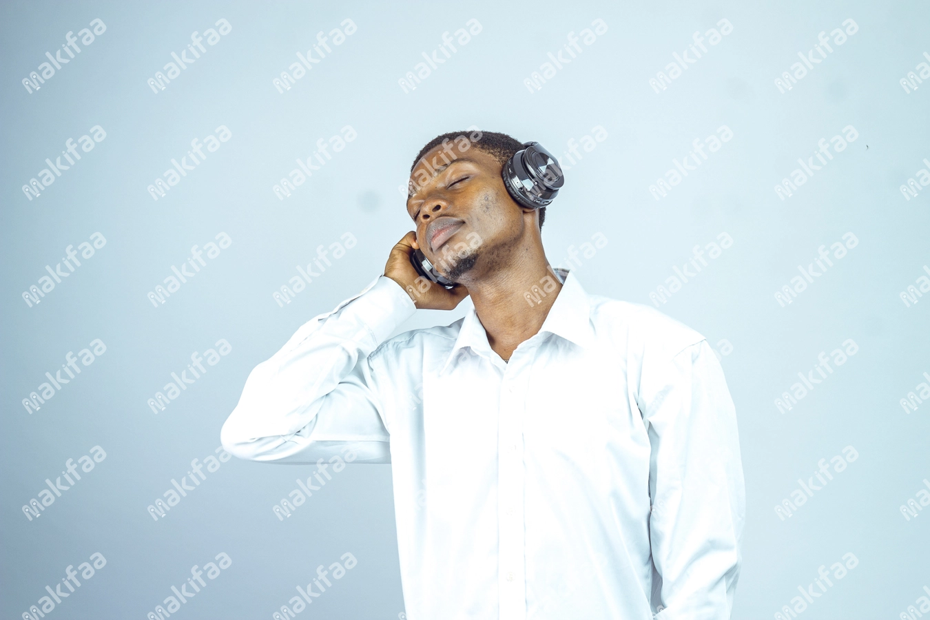 Homme entrain d'écouter passionnément de la musique