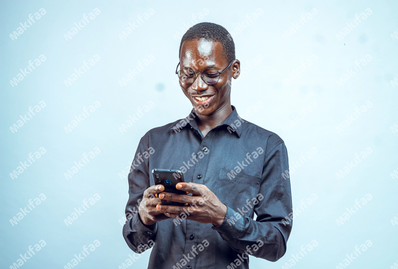 Homme souriant et heureux profite d'une bonne nouvelle dans son téléphone