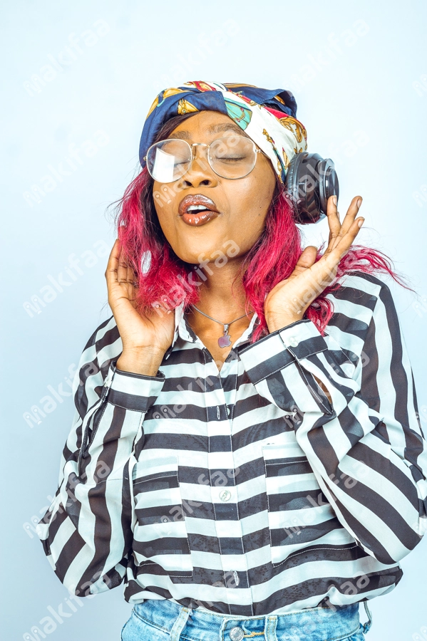 Jeune femme avec le foulard écoutant de la musique