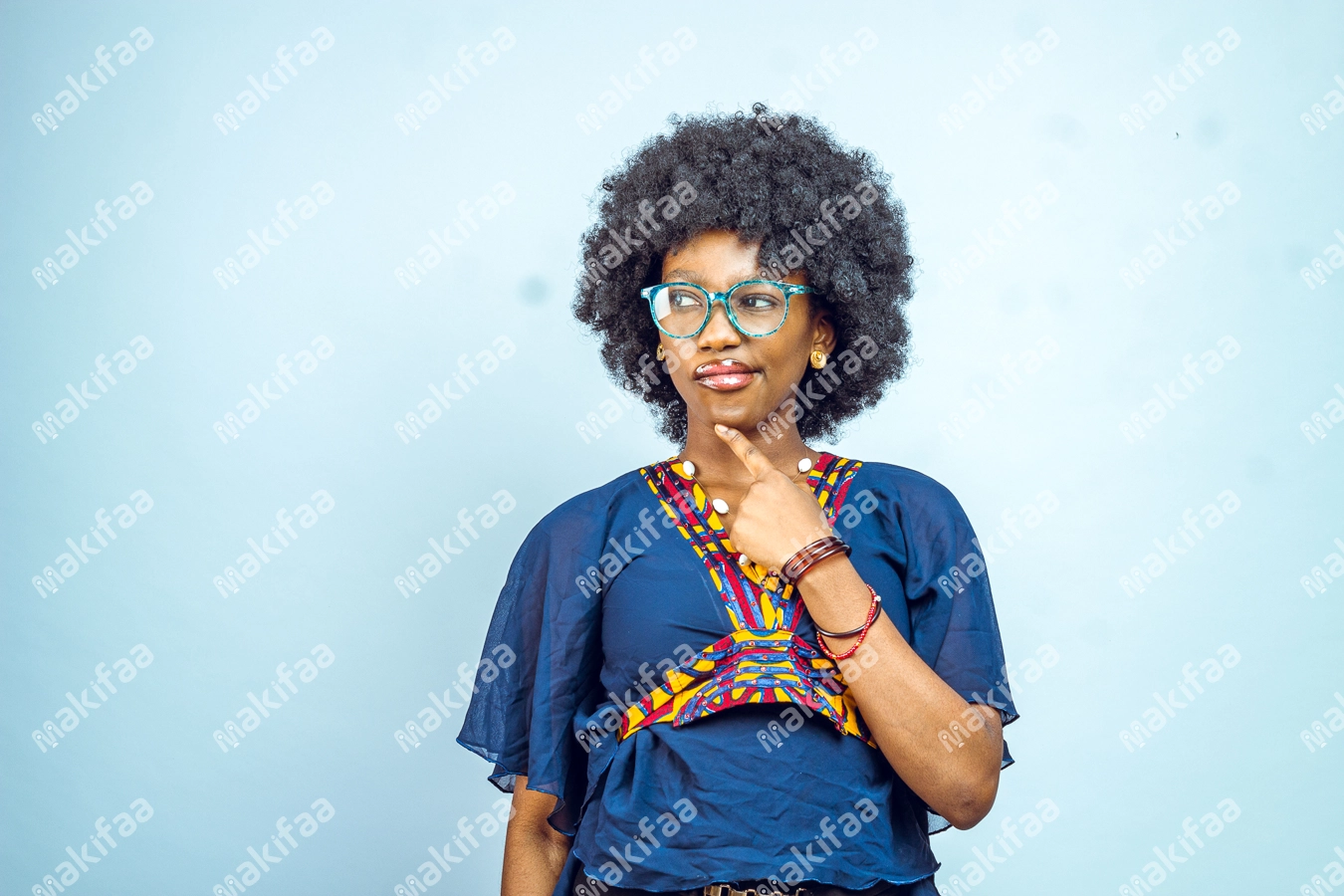 Jeune filles afro avec des lunettes et la main sur son visage