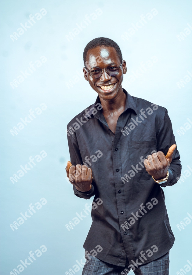 Jeune homme souriant avec force et avec des lunettes