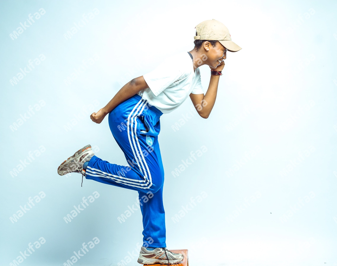 jeune sportive portant une casquette faisant du sprint