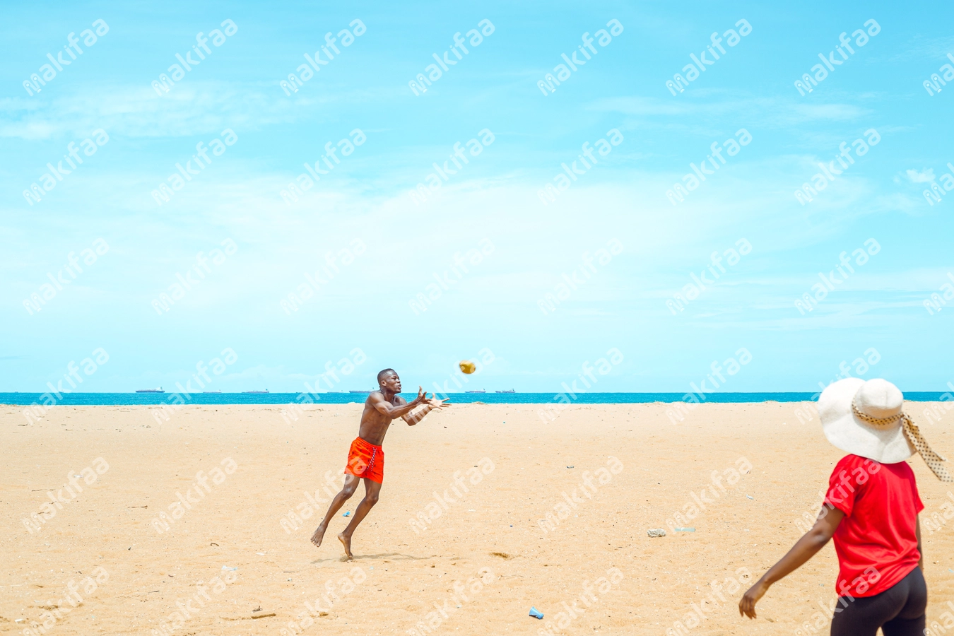 Jeux dans le sable avec une noix de coco