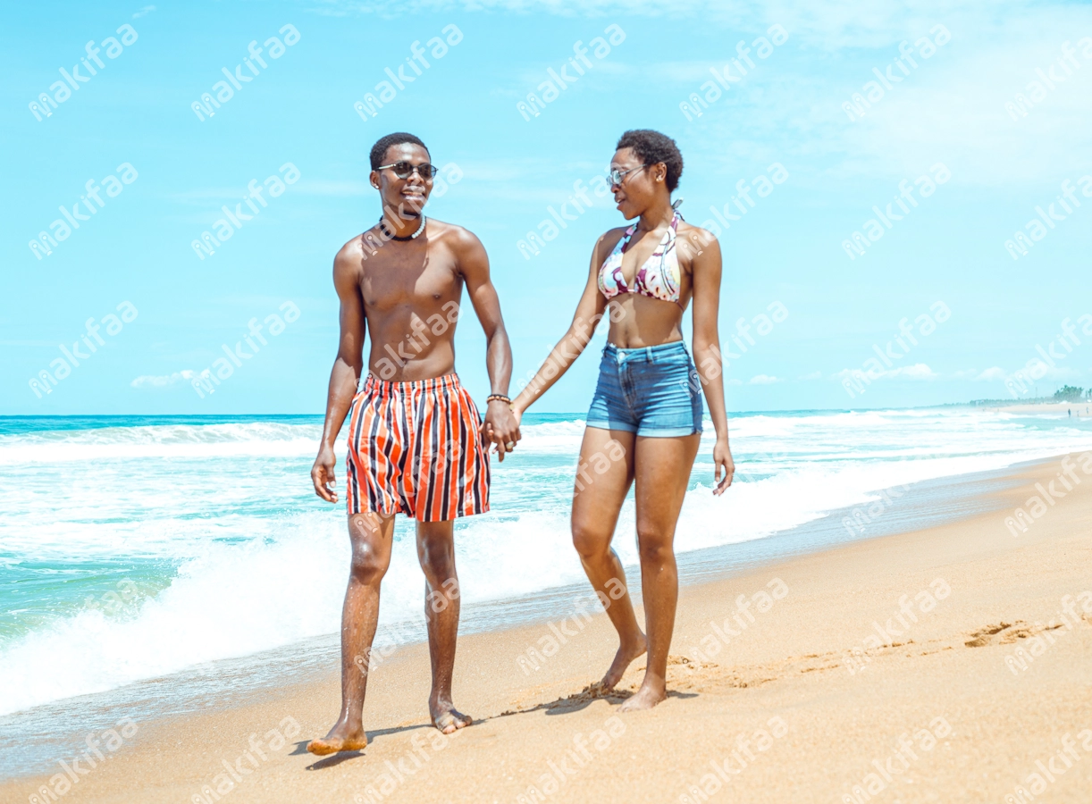 Un couple en balade en bordure de plage