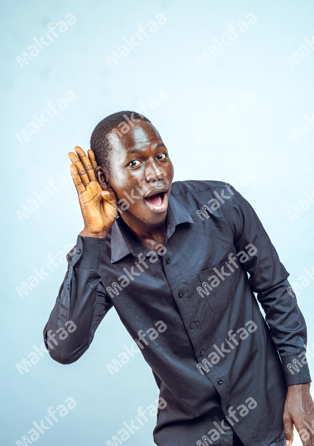 Un homme écoutant attentivement