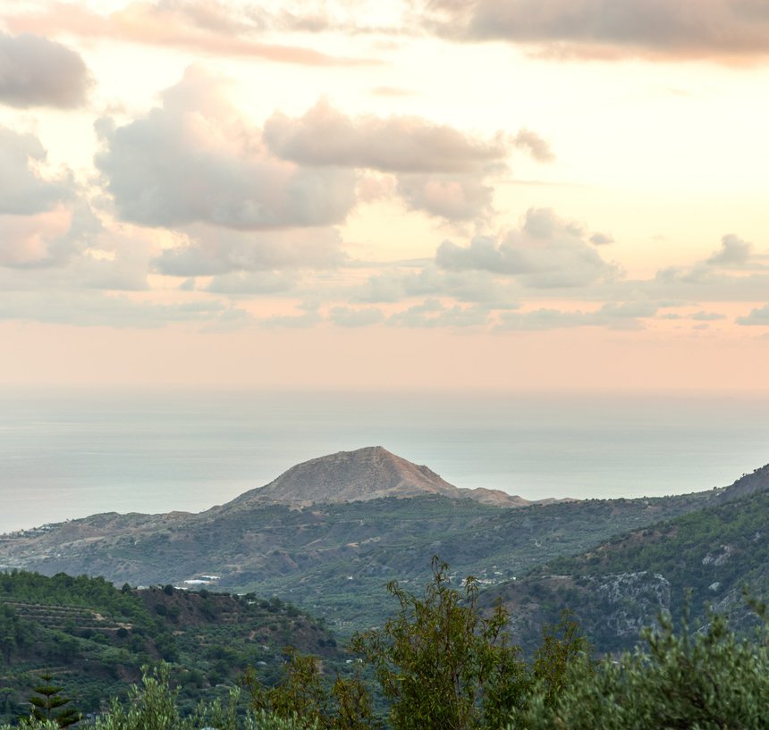 Η θέα στα βουνά των Μαλών και την θάλασσα από το μπαλκόνι της κατοικίας