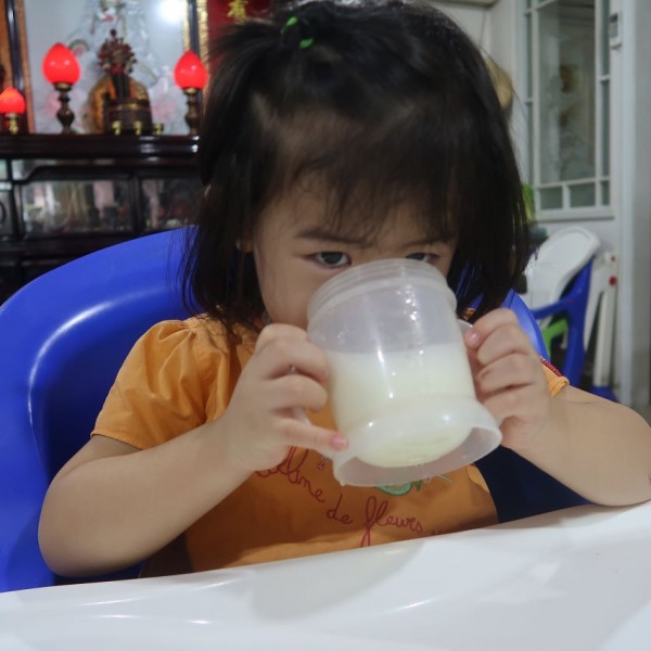 用杯子喝牛奶