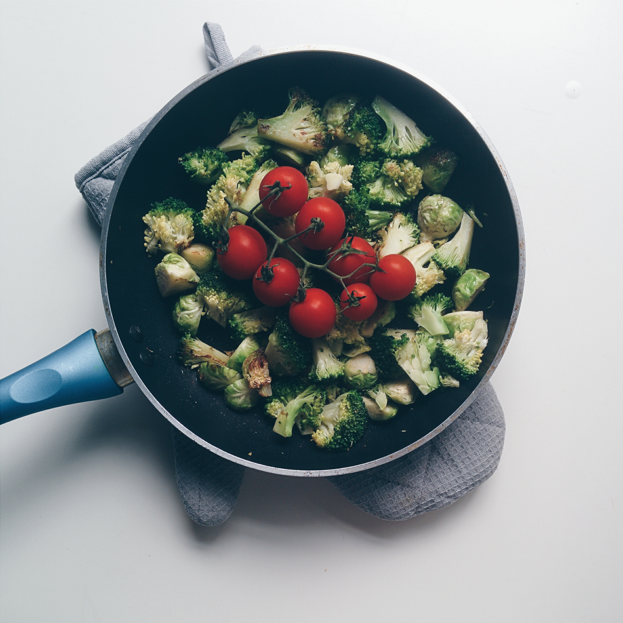 foodiesfeed.com_broccoli-brussel-sprouts-tomatoes-pan