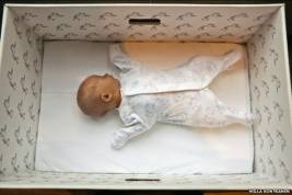 在芬蘭每一位新生兒都睡在紙箱裡，因為這世界上最棒的原因