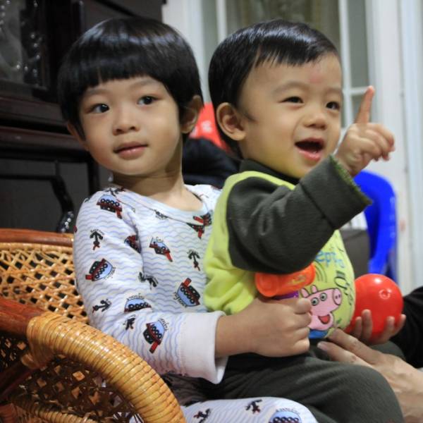 哥倆好,喜歡弟弟,抱起弟弟超高興