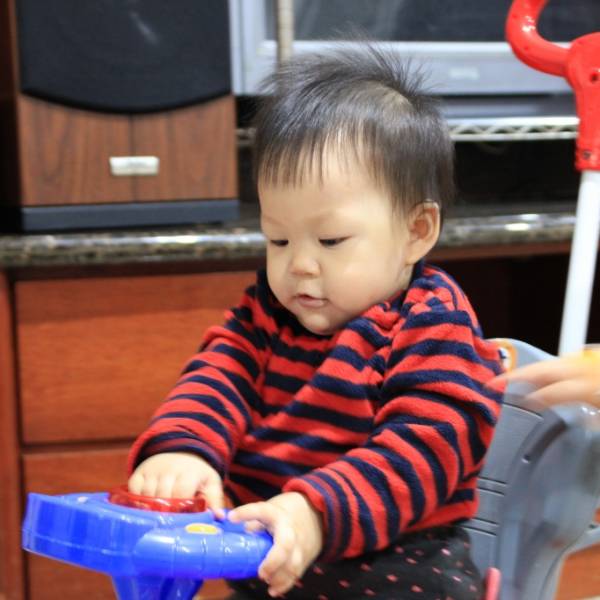 坐上哥哥的車子很高興不肯下來