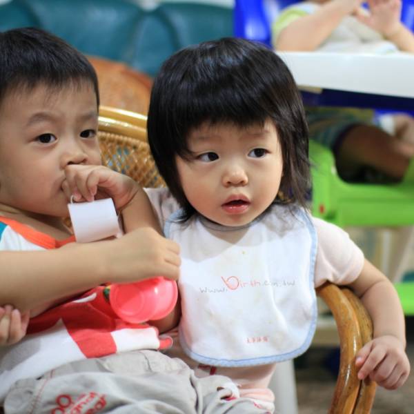 喜歡跟妹妹擠一張椅子