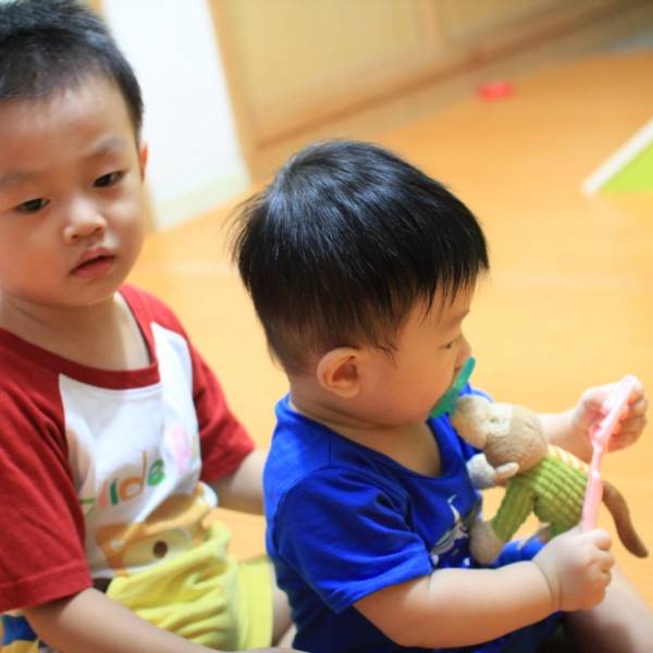 喜歡從後面抱弟弟