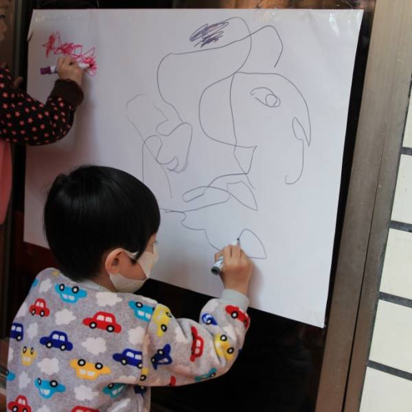 問他畫甚麼?說是恐龍