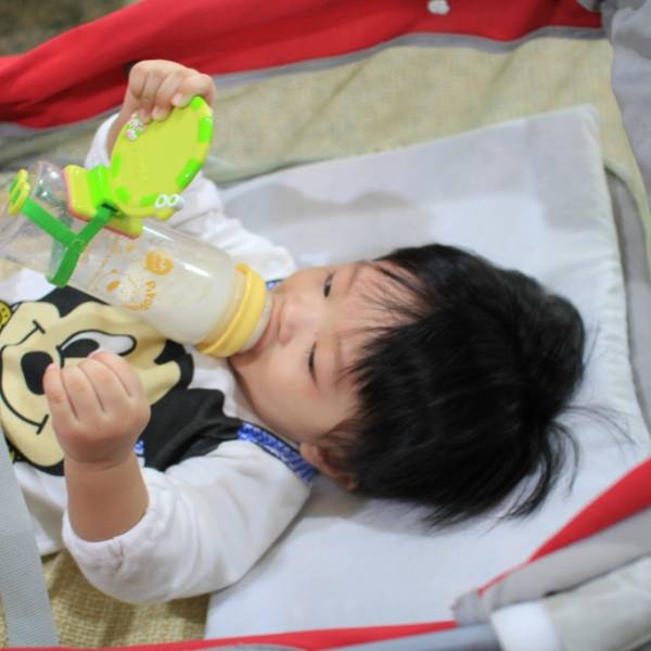 特殊玩具為了吸引他喝牛奶,可以看到自己的鏡子