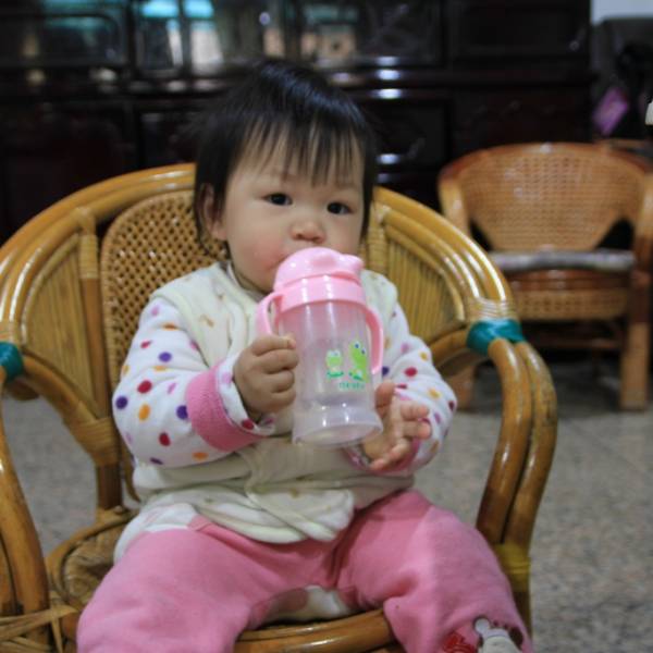 自己拿水杯喝水