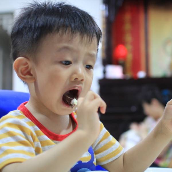 看我自己吃蛋糕多高興