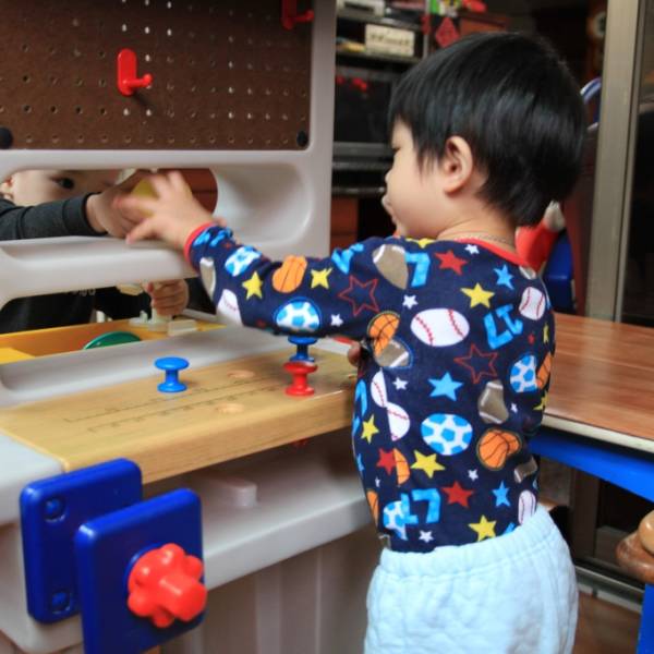 謝謝媽媽拿的新玩具