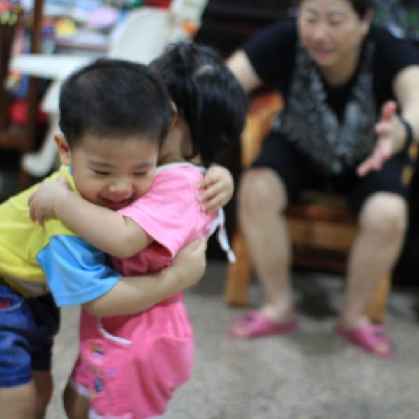 我最喜歡跟妹妹抱抱