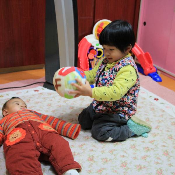 會拿玩具，球來逗弟弟