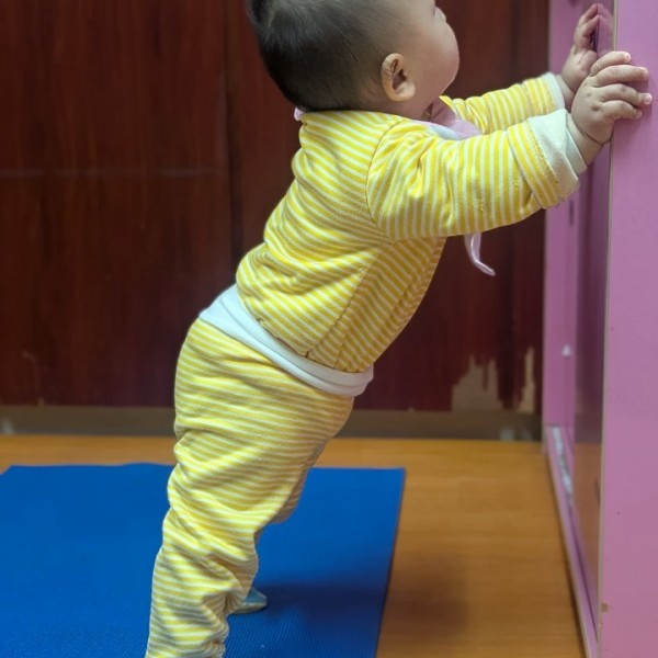扶著可以站著