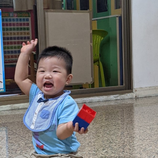 喊名子會舉手