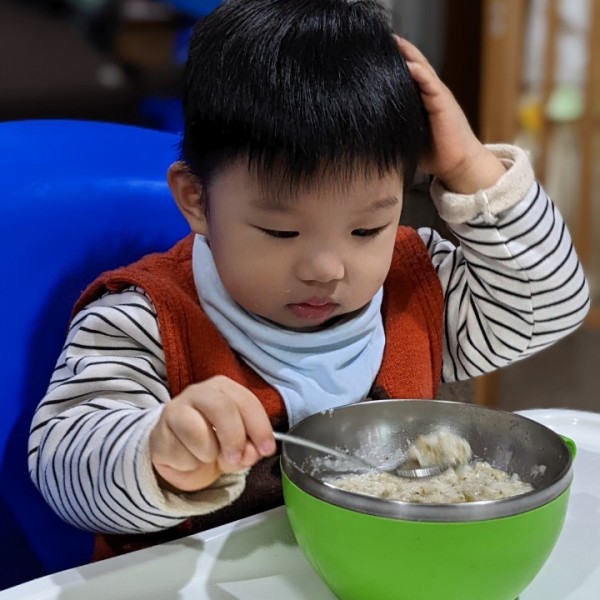 頭低低吃飯